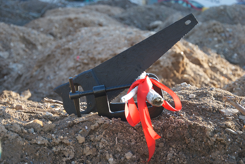 The picture is showing the sculpture Terrier by the artist Sandra Miriam Ehlen